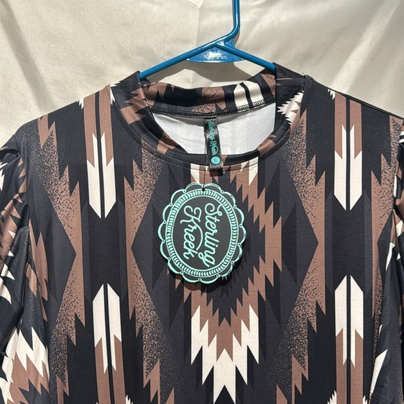 a high neck line and uniquely designed bubble sleeves
94% Polyester 6% Spandex - Picture 3 of 4